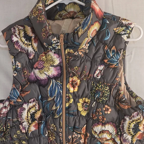 Anthropologie "Pure Good" Gray Quilted Floral Puffer Vest Multicolor Blooms Sz M - Picture 3 of 10